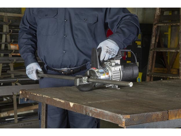 EBE22B, kapacita 25,1 tuny, elektrický střihač tyčí, maximální průměr materiálu 22 mm, 120 V