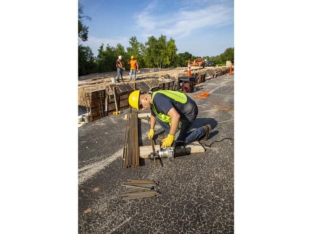 EBE22B, kapacita 25,1 tuny, elektrický střihač tyčí, maximální průměr materiálu 22 mm, 120 V