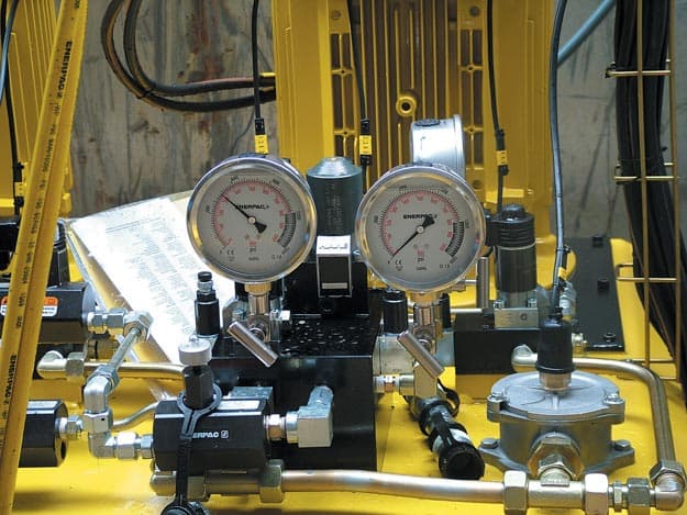 G2517L, hydraulisches Manometer, 63 mm Durchmesser, untere Montage, mit Glyzerin gefüllt, maximal 6.000 psi