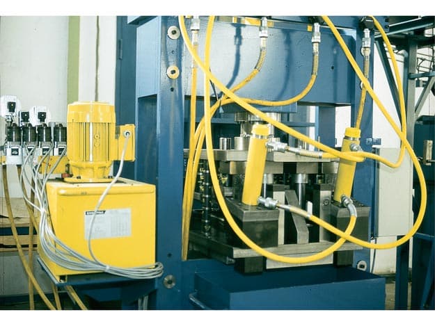 RR20024, 221 ton Capacity, 610 mm Stroke, Double-Acting, General Purpose Hydraulic Cylinder