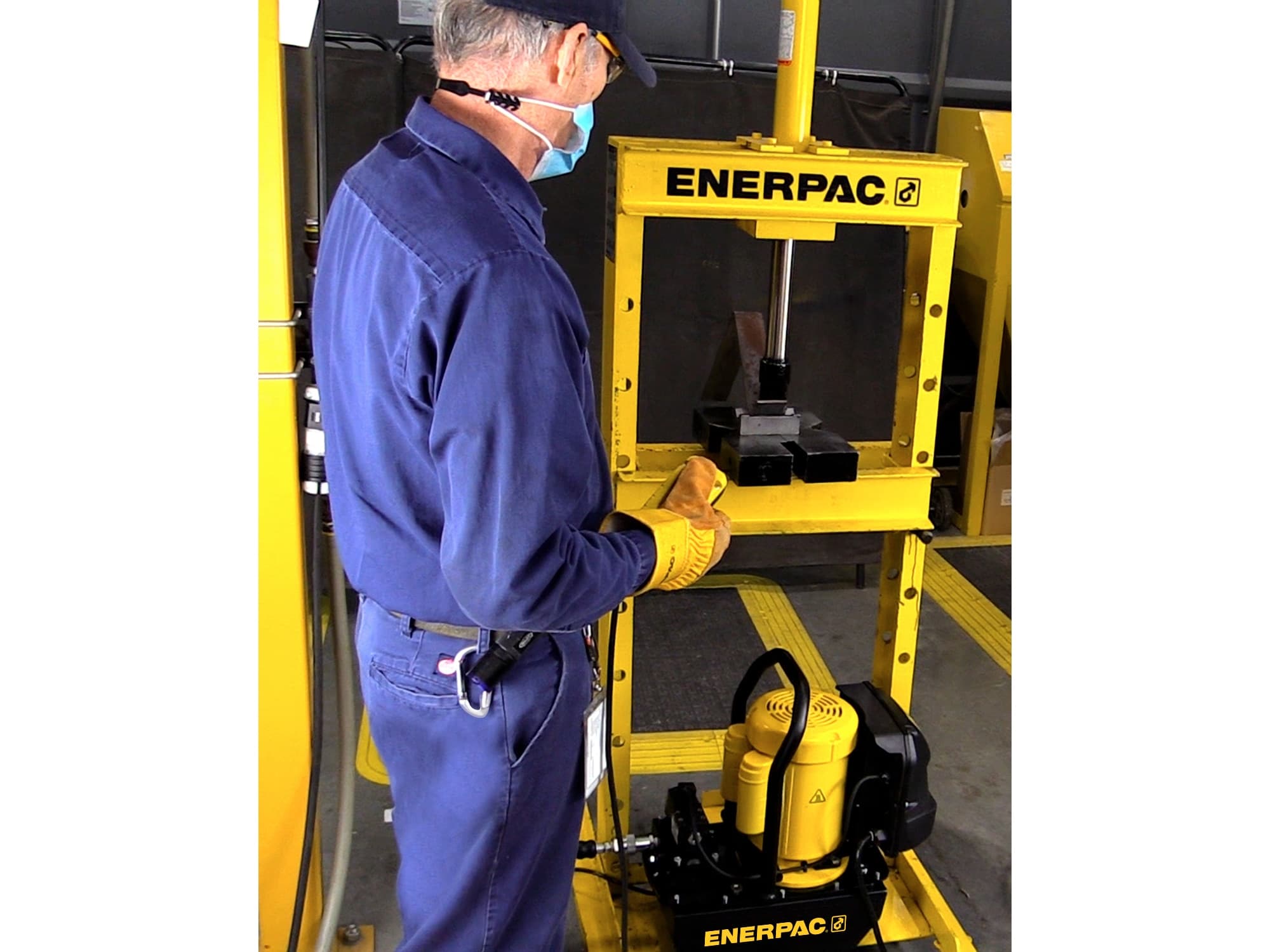 ZE2208ME, Electric Hydraulic Pump, 3/2 Manual Valve, 6,8 litres Usable Oil, 208-240V with European plug