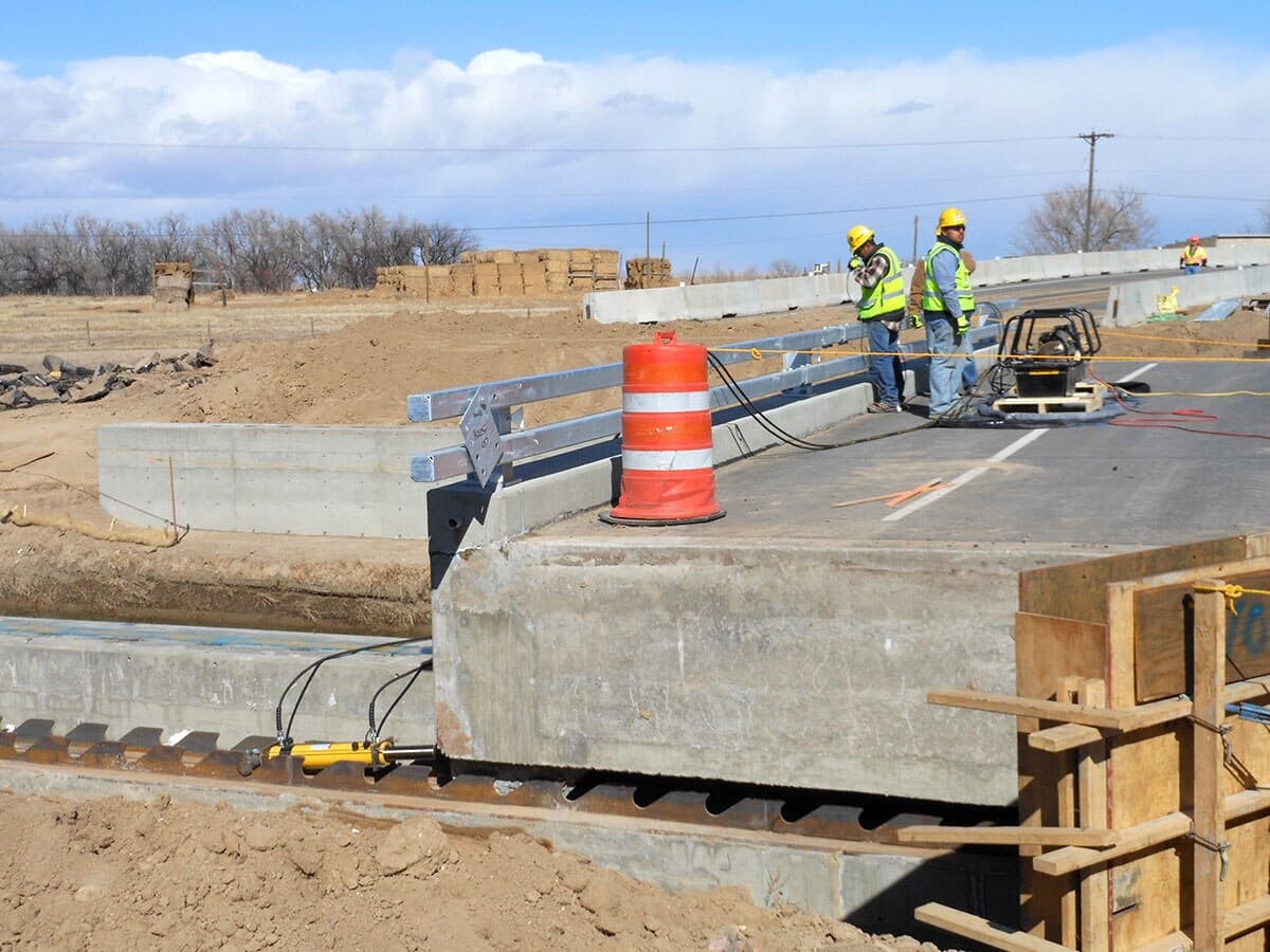 Jacking System Slides the Holbrook Canal into Position