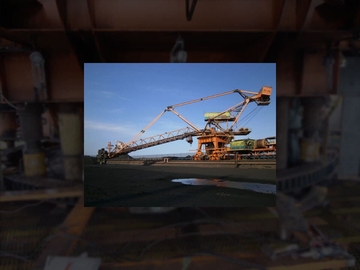 Lifting a Reclaimer Stacker for Bearing Replacement