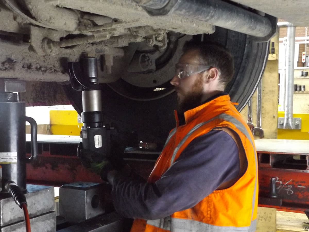 Safe and Quiet Axle Correction with a Pneumatic Torque Wrench