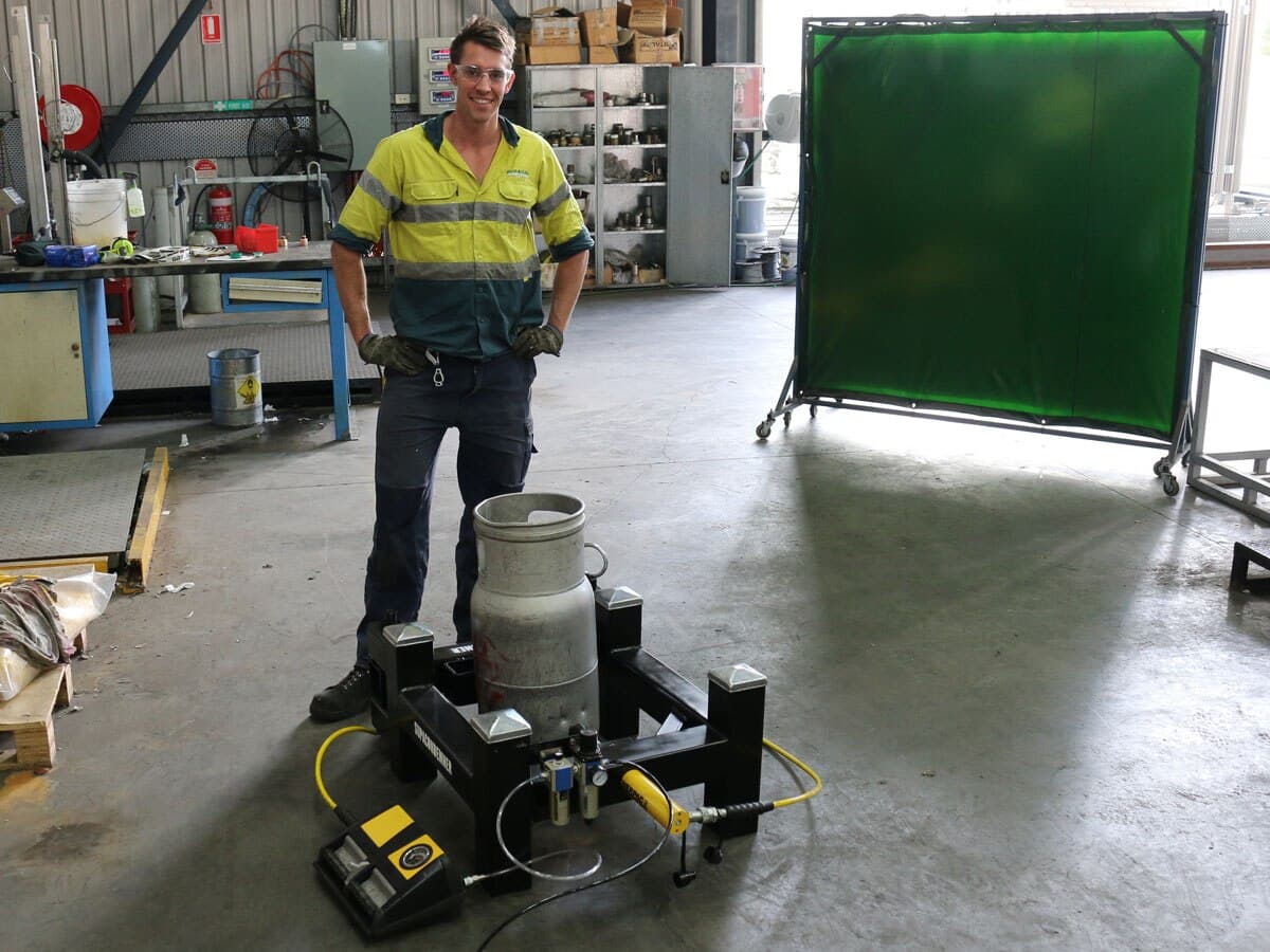 Safe Disposal of Old Gas Cylinders with Hydraulic Punch Set