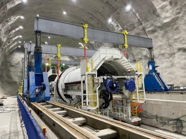 Safe, Synchronous Lifting of TBM with Super Boom Lift Gantries