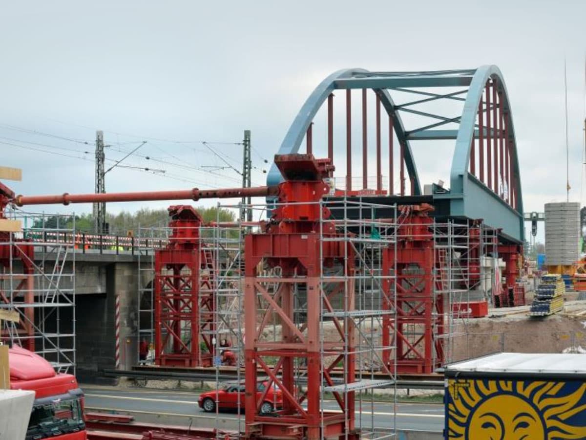 Pre-Loading Bridge Cables with a Battery Powered Hydraulic Pump
