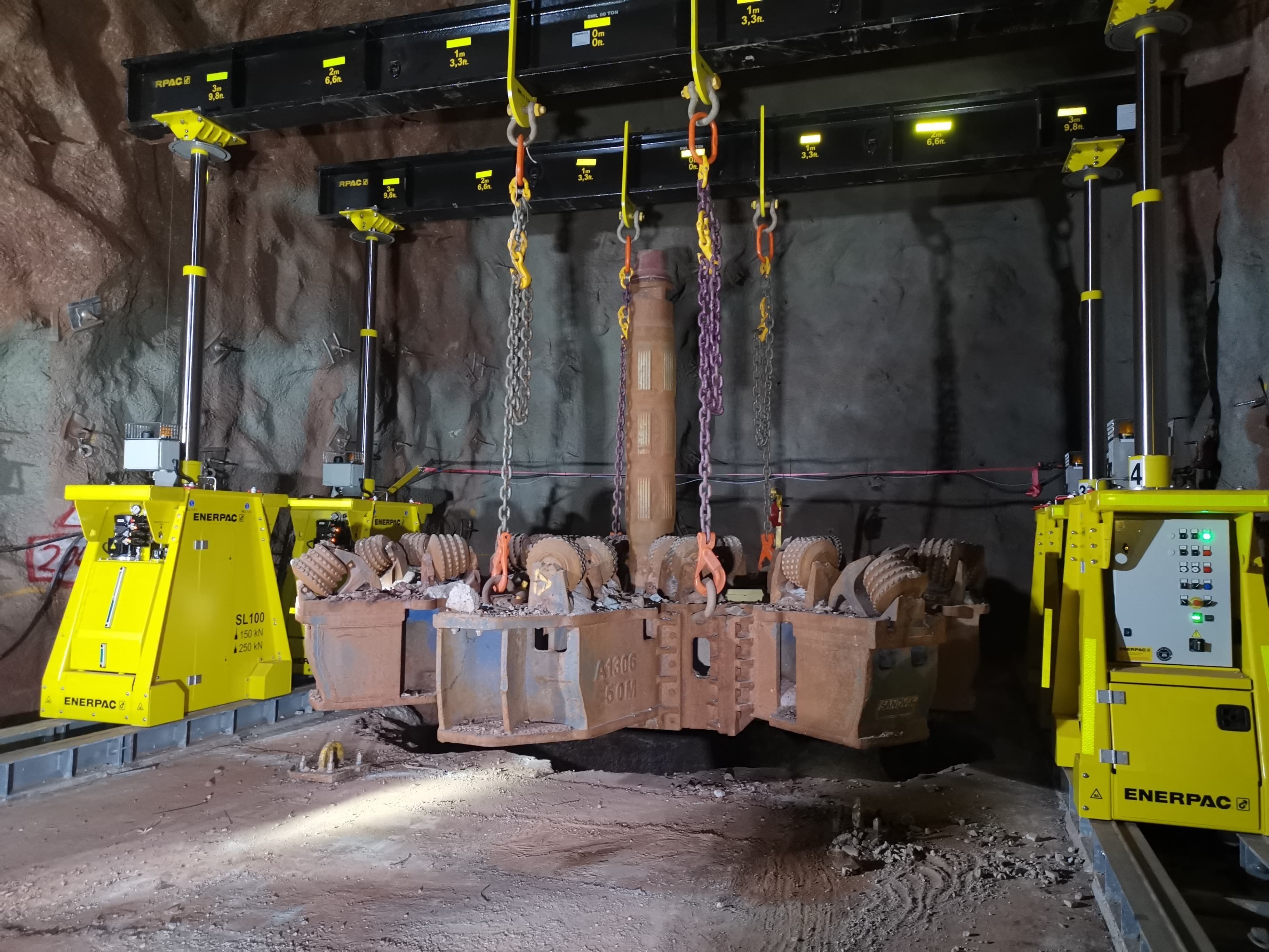 A safe and efficient way of removing large diameter reamers with a SL100 Hydraulic Gantry System
