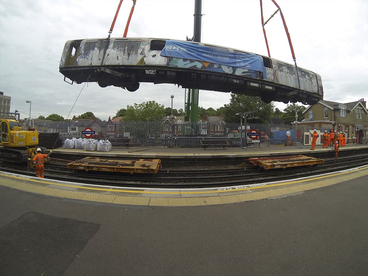 Removal of Decommissioned London Tube Trains with a Hydraulic Gantry